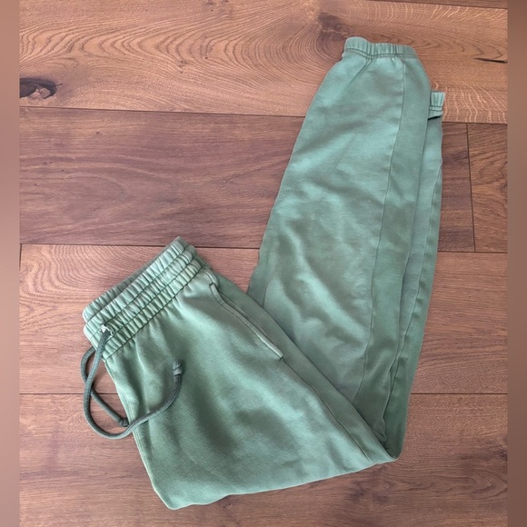 Aritzia Pants - Aritzia Sweatpants